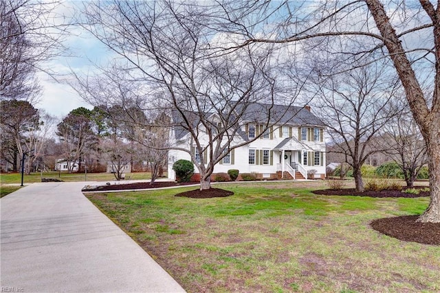 view of front of home featuring a front yard