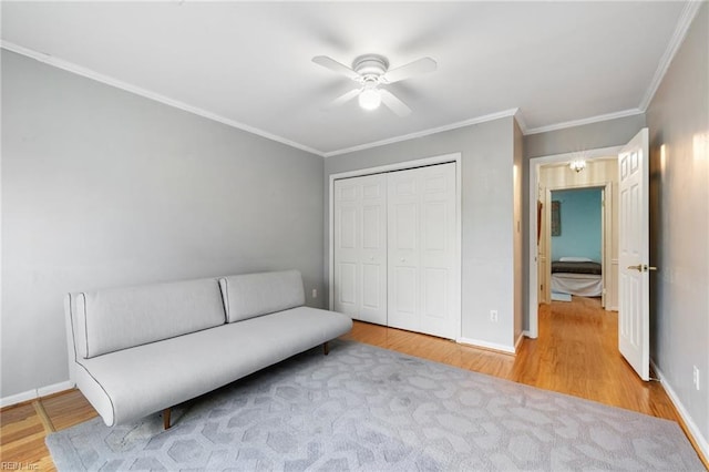 unfurnished room featuring wood finished floors, baseboards, and ceiling fan