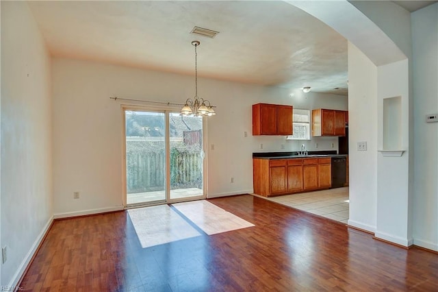 kitchen featuring visible vents, light wood-style flooring, a sink, an inviting chandelier, and dishwasher