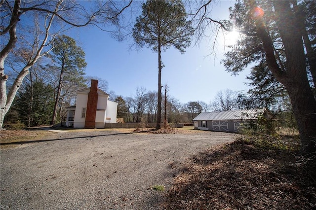 view of yard with an outbuilding