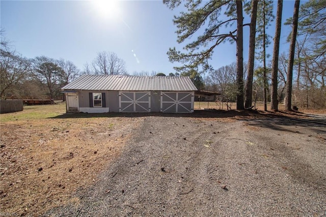 view of outdoor structure with an outbuilding