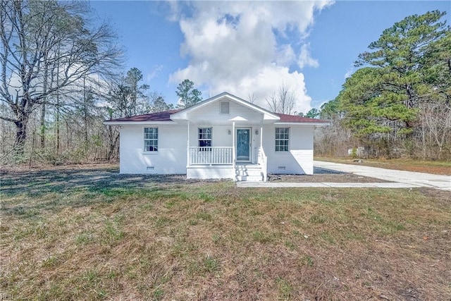 view of front facade featuring crawl space, covered porch, and a front yard