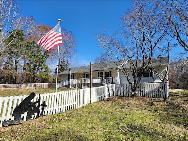 view of front of property featuring a fenced front yard and a front yard