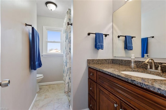 bathroom with a shower with shower curtain, baseboards, toilet, and vanity