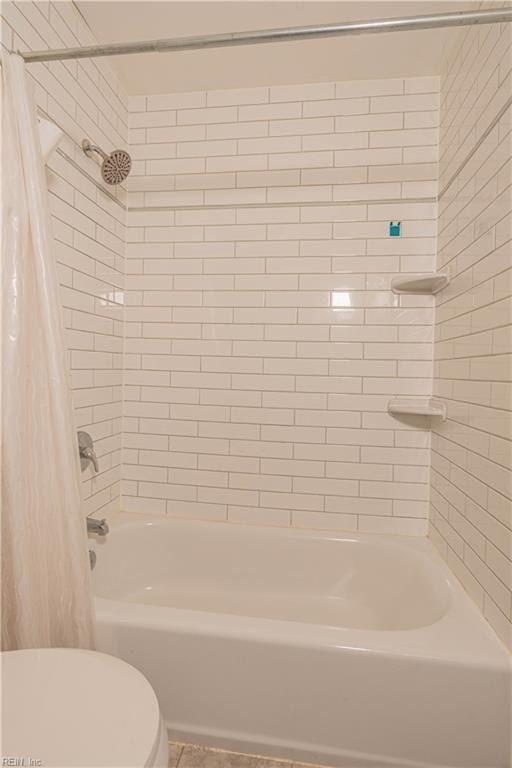 full bath with toilet and shower / bathtub combination with curtain