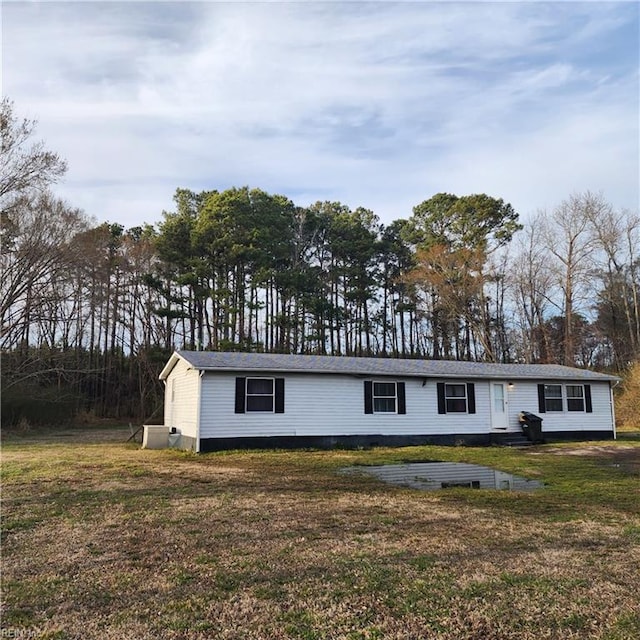 view of front of house featuring crawl space and a front lawn