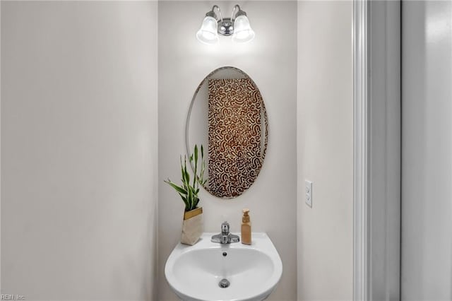 bathroom featuring a chandelier and a sink