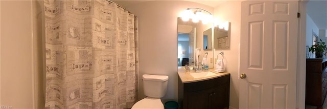 full bathroom featuring vanity, toilet, and a shower with curtain