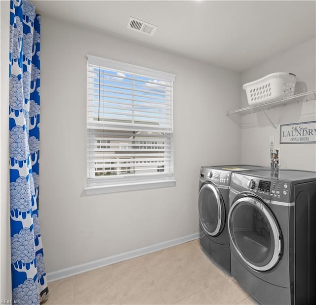 washroom with visible vents, plenty of natural light, independent washer and dryer, and laundry area