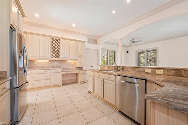 kitchen featuring visible vents, backsplash, crown molding, stainless steel appliances, and a sink