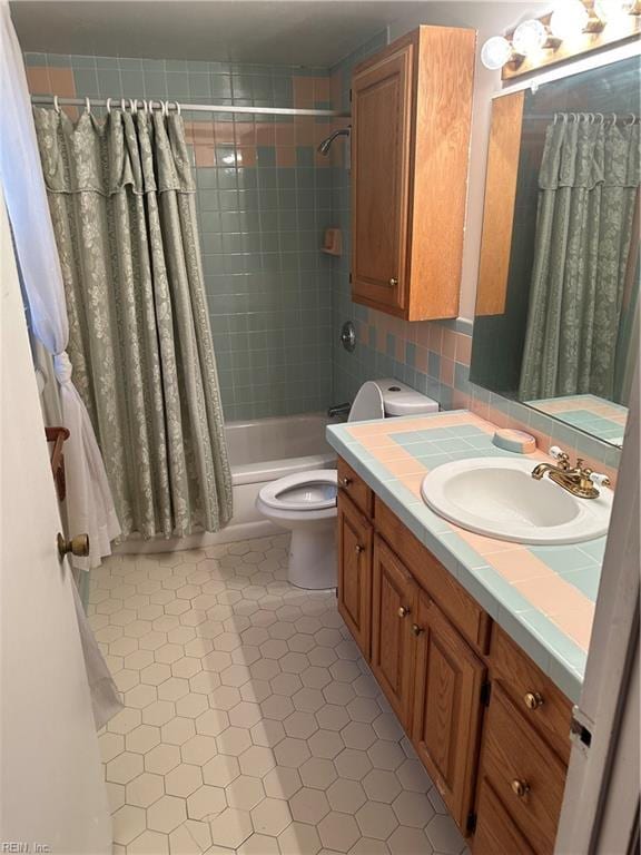 full bathroom featuring tasteful backsplash, toilet, vanity, and shower / bathtub combination with curtain