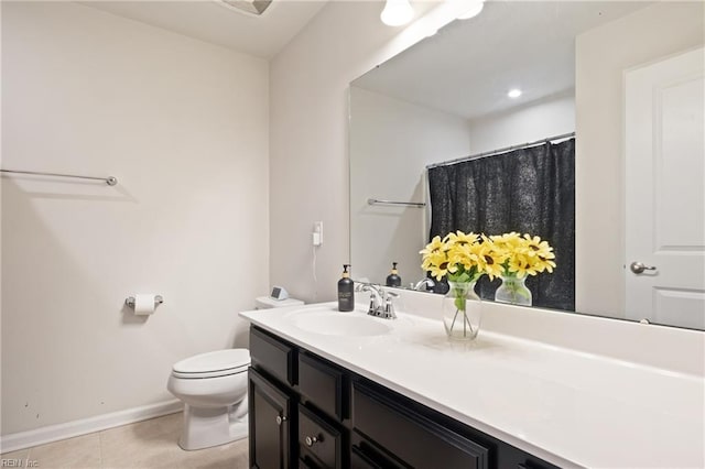 full bath featuring tile patterned floors, toilet, curtained shower, baseboards, and vanity