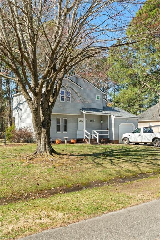 view of front of home featuring a garage and a front yard