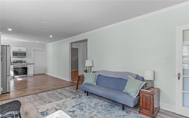 living area featuring crown molding, recessed lighting, baseboards, and light wood-type flooring