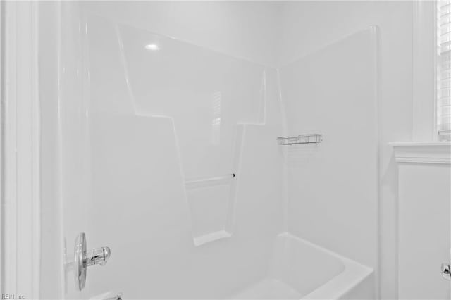 bathroom with bathtub / shower combination