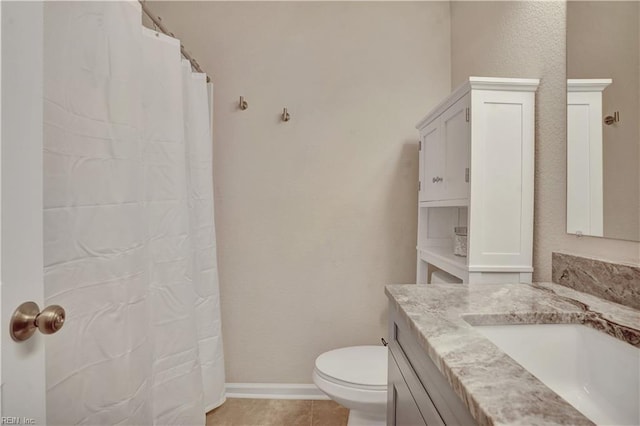 full bath with tile patterned flooring, baseboards, toilet, a shower with curtain, and vanity