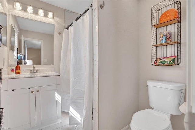 bathroom with curtained shower, toilet, and vanity