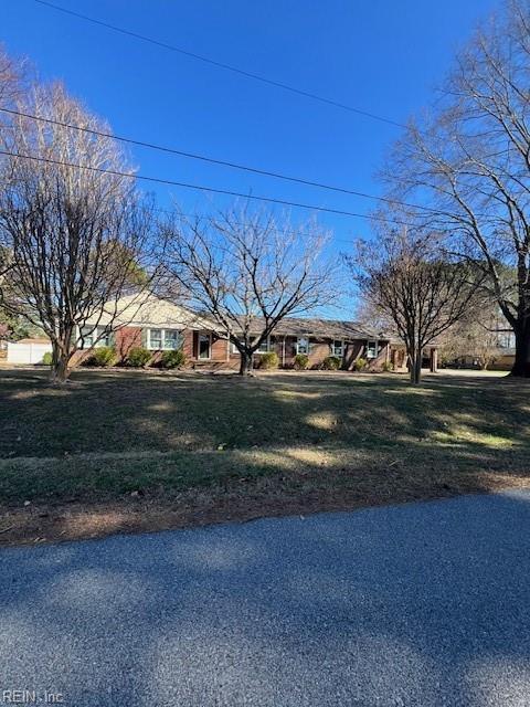 view of front of house with a front lawn