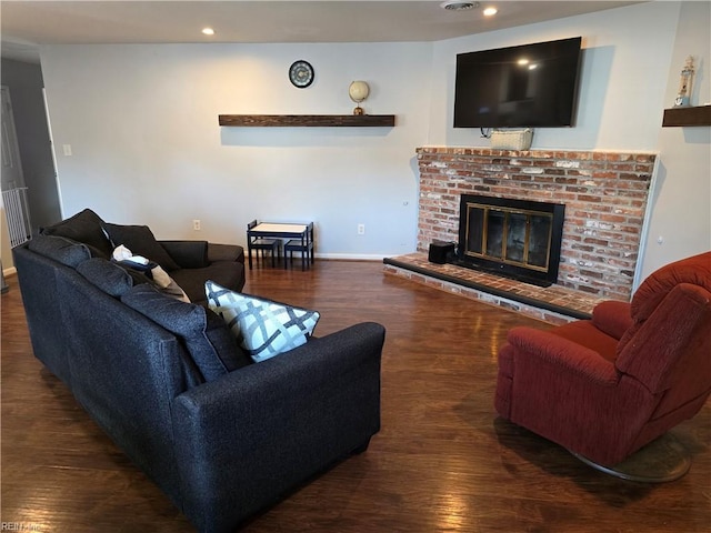 living room featuring recessed lighting, baseboards, wood finished floors, and a fireplace