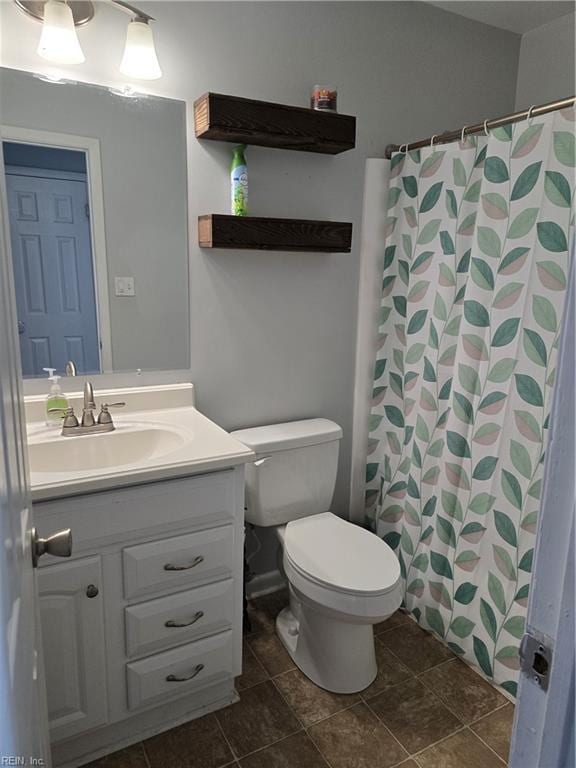 full bath featuring vanity, toilet, and a shower with curtain