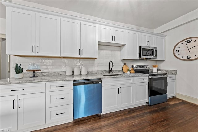 kitchen featuring a sink, stainless steel appliances, dark wood-style floors, and decorative backsplash