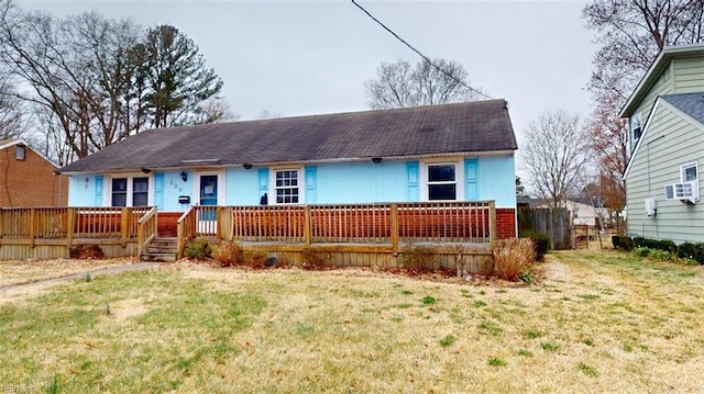 view of front of house featuring a front lawn