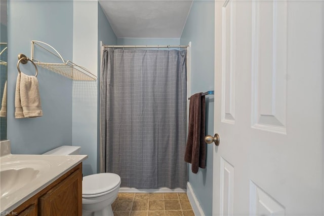 full bathroom featuring vanity, a shower with shower curtain, and toilet