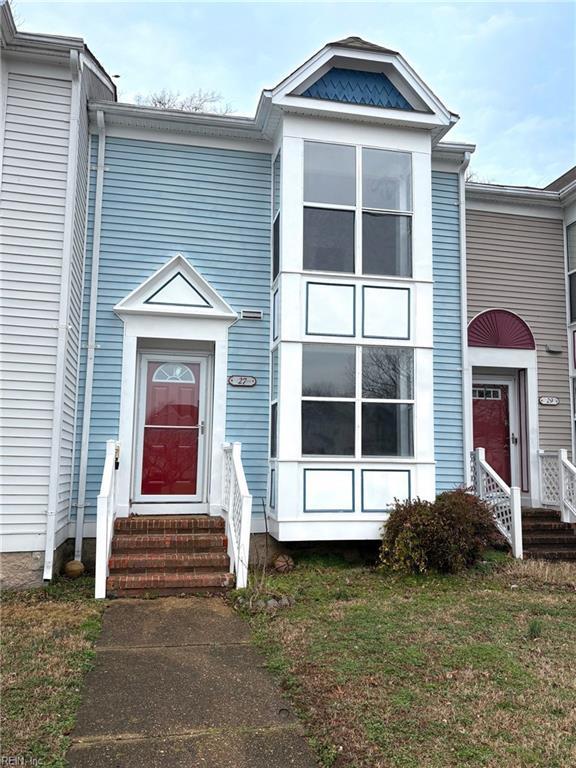 view of front facade with a front lawn