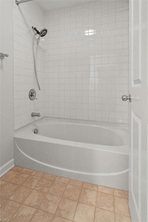 bathroom with tub / shower combination