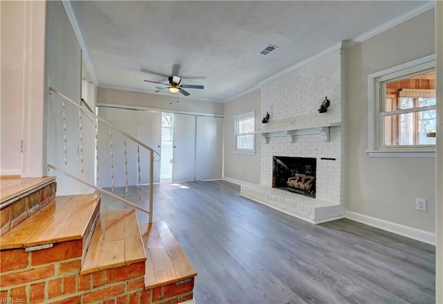 living area featuring crown molding, wood finished floors, and baseboards