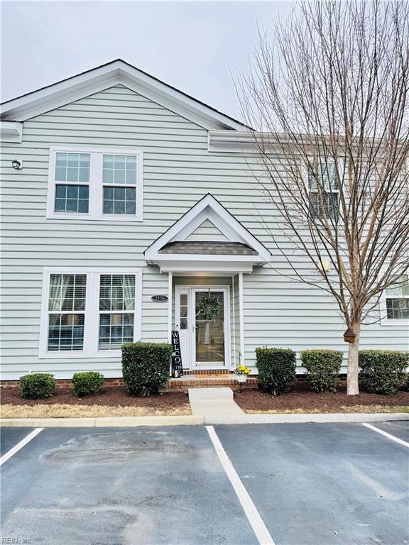 townhome / multi-family property featuring uncovered parking