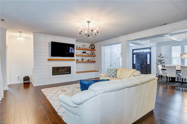 living room featuring a notable chandelier, dark wood-style floors, visible vents, and ornamental molding