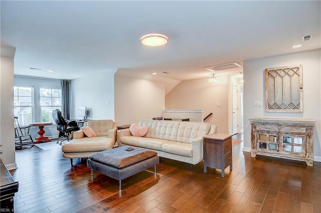 living area featuring visible vents, recessed lighting, baseboards, and dark wood-style flooring