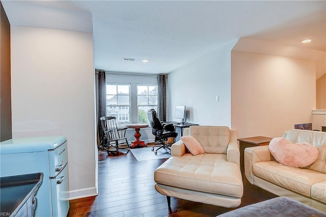 living area featuring recessed lighting, visible vents, baseboards, and dark wood finished floors