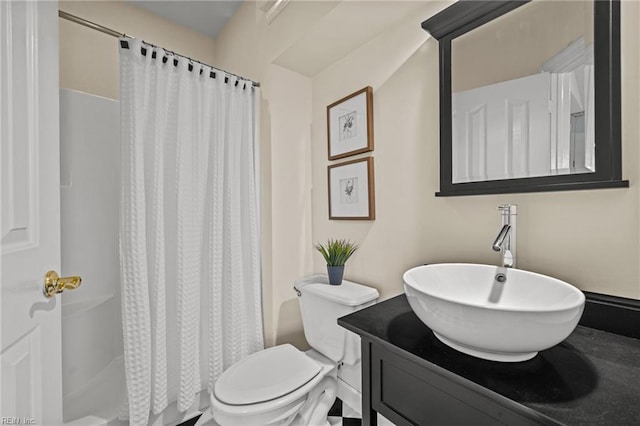 full bathroom featuring curtained shower, vanity, and toilet