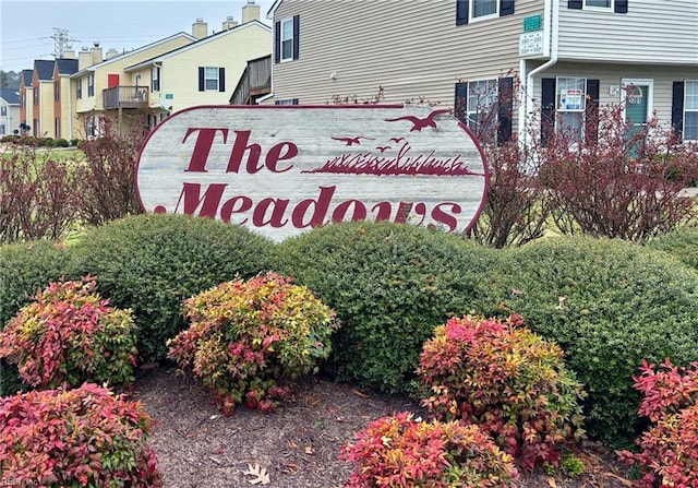 community / neighborhood sign with a residential view