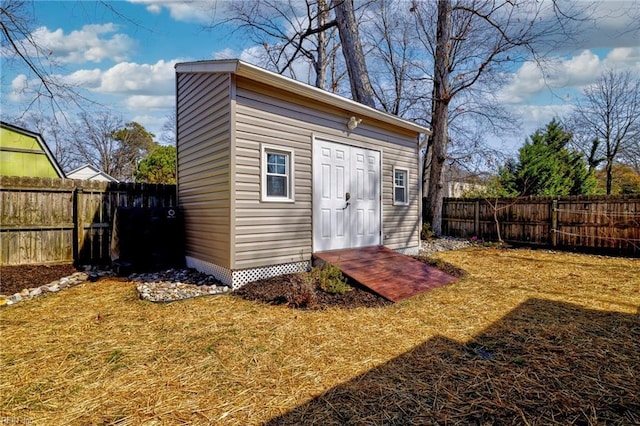 view of outdoor structure featuring an outdoor structure and a fenced backyard