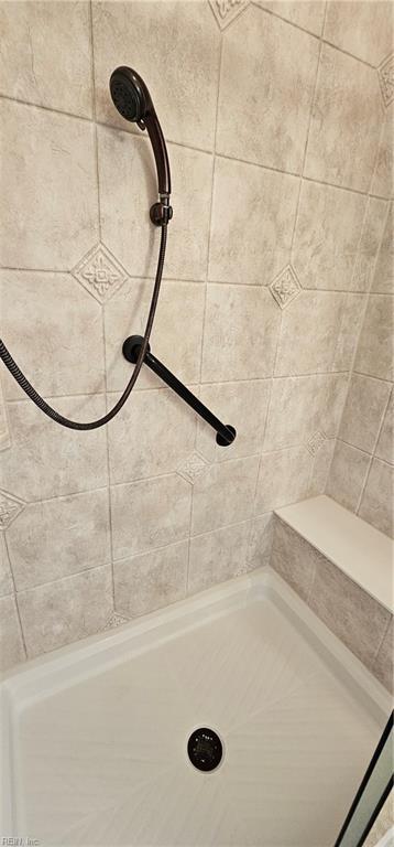 bathroom featuring tiled shower