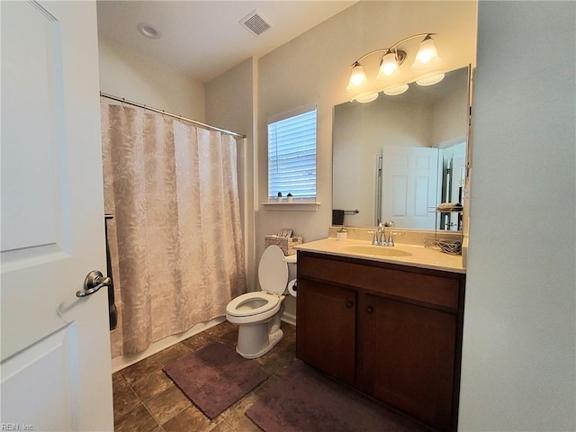 full bathroom with visible vents, toilet, vanity, and a shower with curtain