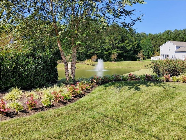 view of yard featuring a water view