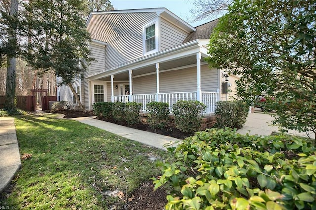 view of front facade featuring a porch and a front lawn