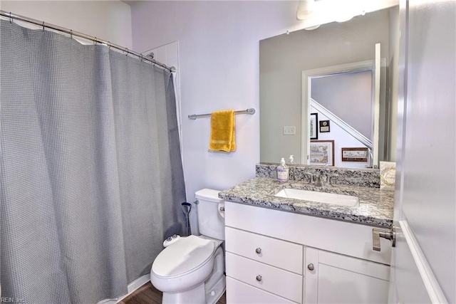 full bathroom featuring vanity, a shower with shower curtain, and toilet