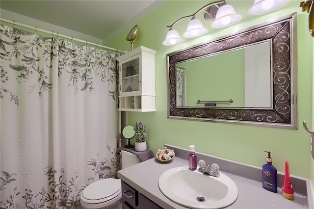 full bath featuring a shower with curtain, toilet, and vanity