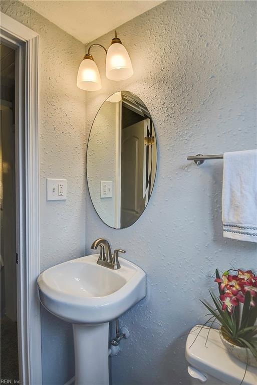 bathroom featuring a textured wall