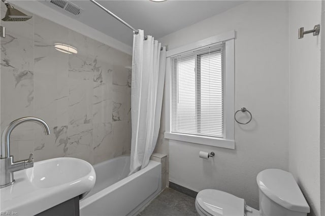 full bath featuring visible vents, toilet, shower / bath combo, baseboards, and vanity