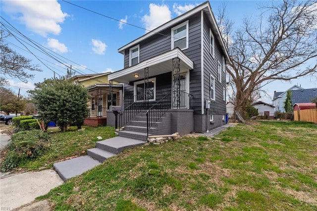 view of front of house featuring covered porch, a front lawn, and fence