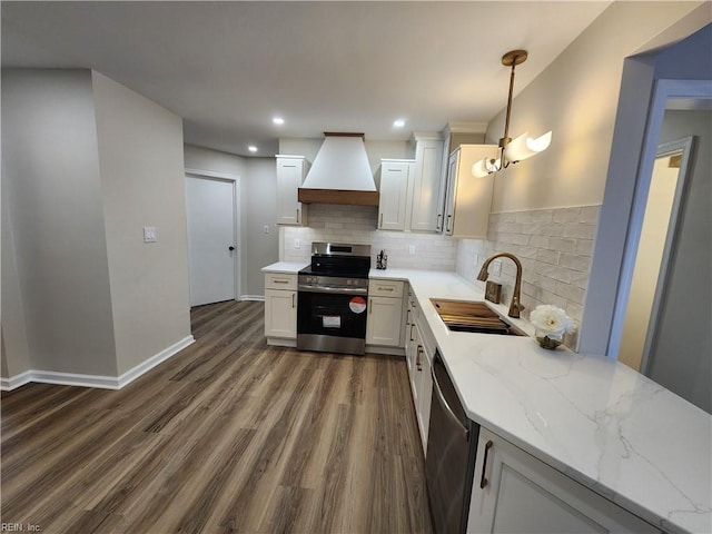 kitchen with dark wood-type flooring, a sink, tasteful backsplash, stainless steel appliances, and custom exhaust hood