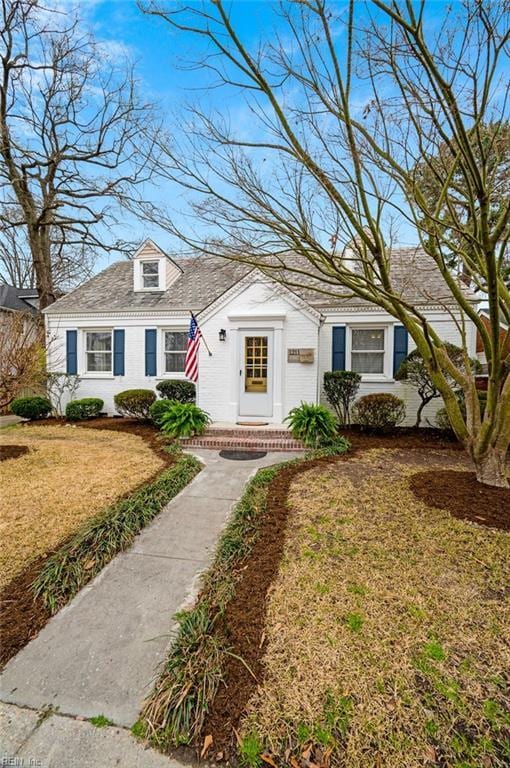 view of front of property featuring a front yard