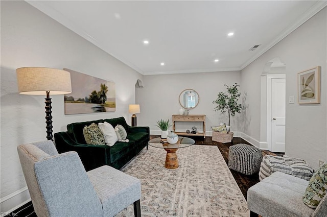 living room with baseboards, visible vents, recessed lighting, dark wood-style flooring, and ornamental molding