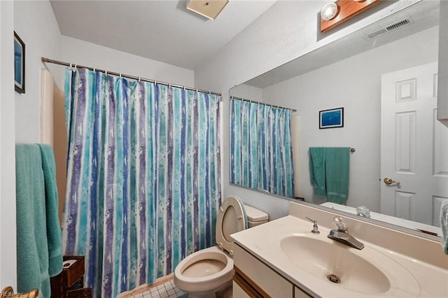 full bathroom with vanity, toilet, a shower with curtain, and visible vents